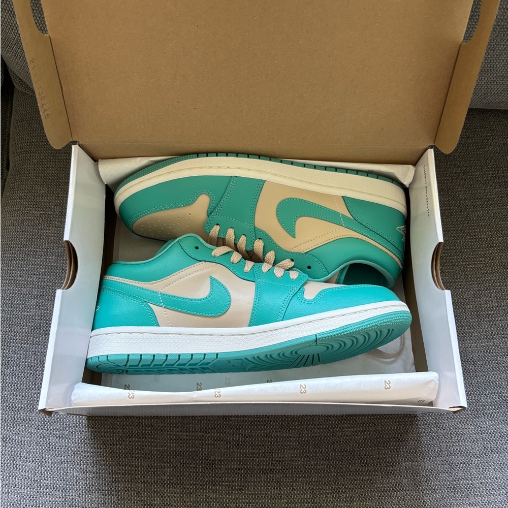 Nike Low-Top Sneakers in Teal and Cream